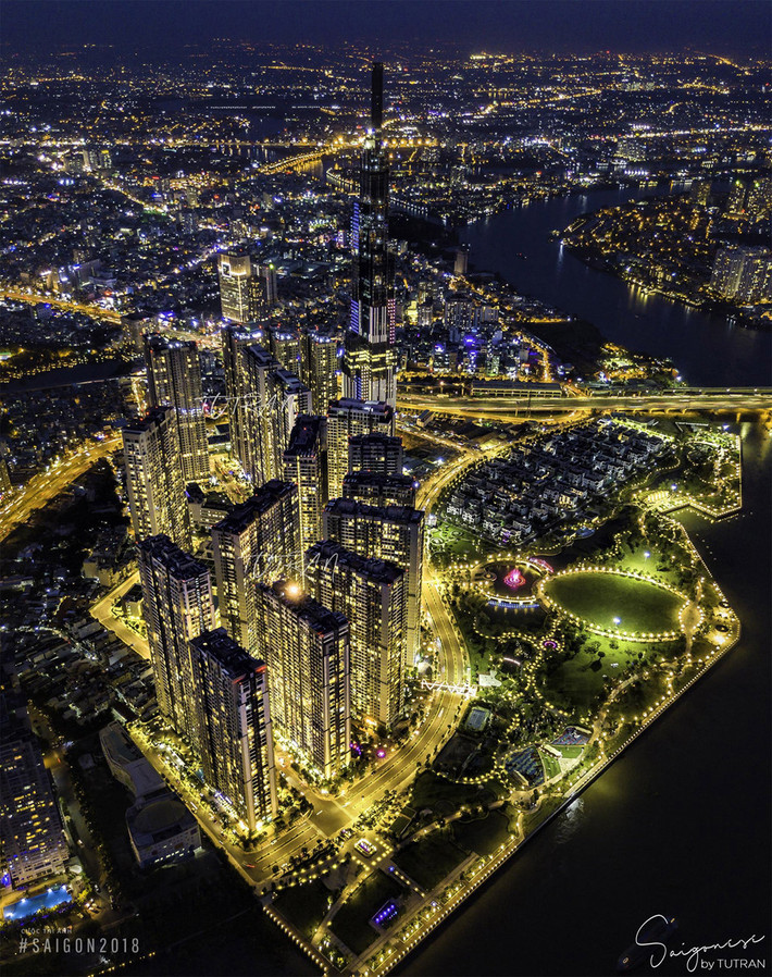 Một góc máy flycam độc đáo và vô cùng đẹp mắt về toà tháp Landmark 81 của tay máy Tú Trần.