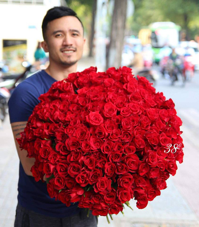 Bên cạnh chiều dài ấn tượng, món quà Valentine đặc biệt này còn có cánh dày, đường kính của bông khi nở lớn, lâu tàn và màu sắc đỏ thắm.