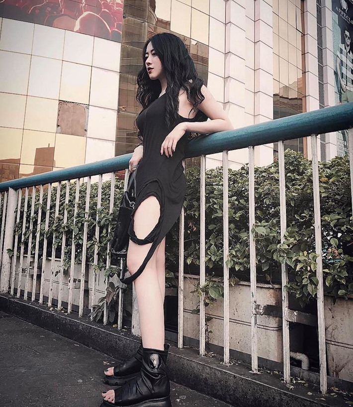 Mai Sương đã đặt tên cho phong cách của mình đó là all-black và nó bao trùm hầu hết mọi tính chất vốn có của những bộ hình thời trang của cô bạn người mẫu này.