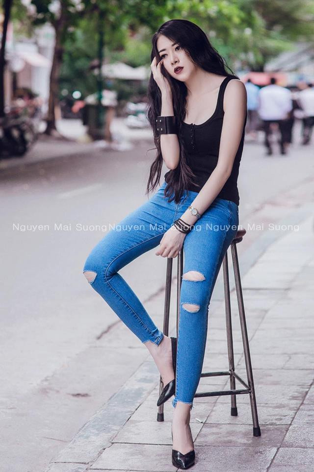 Khi diện nguyên cây đen, một chút biến tấu trên trang phục hoặc thu hút ánh nhìn vào những đôi giày… cũng góp phần không nhỏ để tạo điểm nhấn cho bộ đồ.