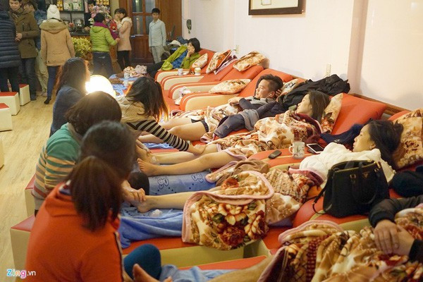 Dọc phố Cầu Mây không chỉ là những quán cà phê, hàng loạt khách sạn, nhà nghỉ có vị trí siêu đẹp mà còn có những cửa tiệm massage với đủ loại hình massage chân, massage toàn thân, tắm nước lá, trong đó nổi bật nhất là dịch vụ massage chân với các gói 30 phút, 60 phút.