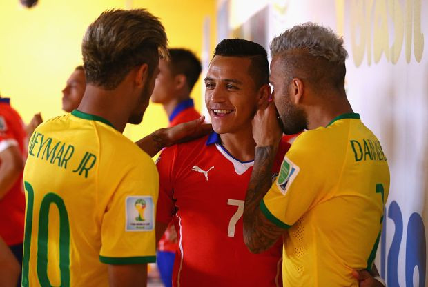Alves rủ Sanchez sang PSG: Dani Alves vừa lên tiếng rủ rê Alexis Sanchez sang PSG, sau khi có thông tin Arsenal sẽ bán cầu thủ này trong kỳ chuyển nhượng tháng Giêng. PSG đã theo đuổi Sanchez trong vài tuần gần đây. Man City là đối thủ lớn nhất của đội bóng thủ đô Paris. Bên cạnh đó, Milan, Inter, Chelsea và Juventus cũng để mắt đến tiền đạo người Chile. Ảnh: Reuter