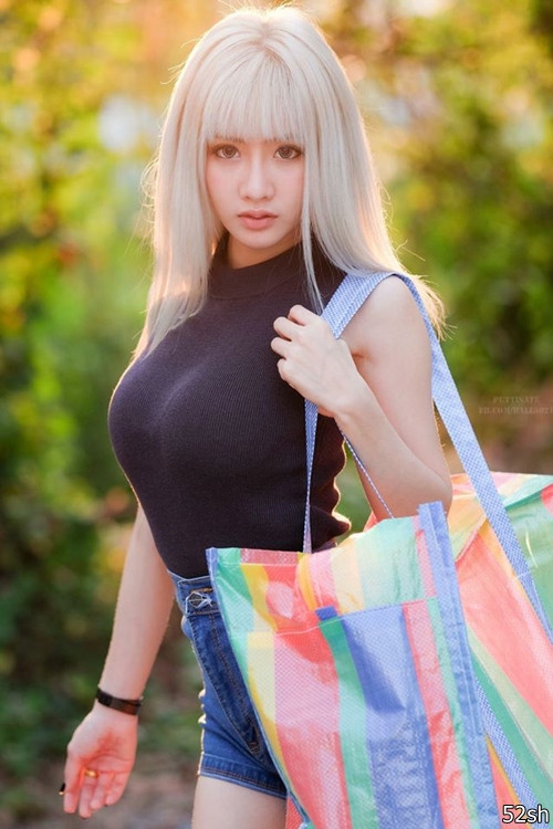 Khi ngắm nhìn thân hình của Lookgade Chadaporn, nhiều người nhận xét rằng, cô nàng xinh đẹp người Thái Lan này sở hữu vẻ đẹp rất Tây nên không bị lẫn với các cô gái châu Á khác, thậm chí còn ca ngợi cô là "Người đẹp châu Á ngàn năm mới gặp".