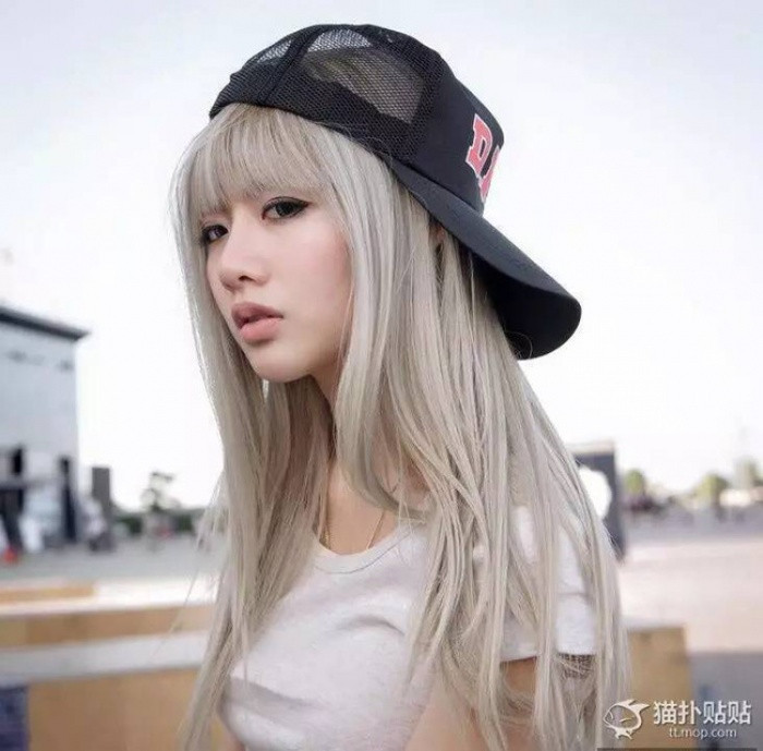 Hiện tại, tài khoản Instagram @beth_lookgade của hot girl người thái này đã có hơn 130.000 người theo dõi là nơi cô chia sẻ những bức ảnh theo phong cách gợi cảm.