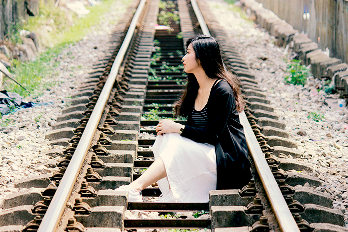 Nếu là một người Hà Nội mà chưa một lần "diễn sâu" ở đường ray tàu hỏa chạy quanh phố cổ thì đó là điều cực kỳ thiếu sót bởi đoạn đường tàu uốn lượn giữa hai bên là hai dãy nhà tập thể cũ cho bạn những shoot hình cực đẹp.