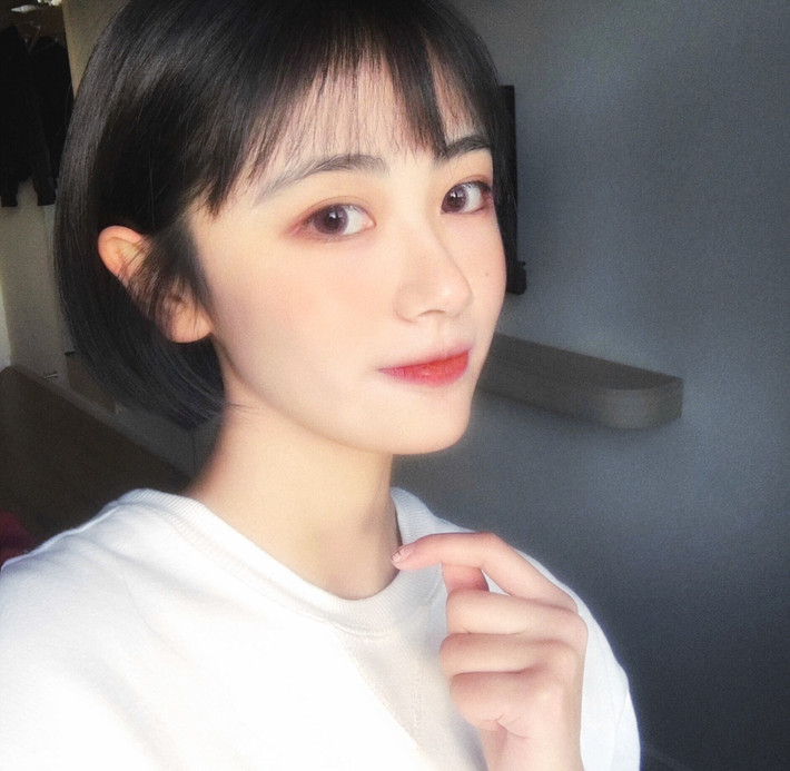 Mái tóc đã trở thành thương hiệu của Đóa Nhi, cô bạn nổi tiếng MXH nhờ vẻ xinh đẹp. Cũng chính từ đó, rất nhiều Đóa Nhi phiên bản mới ra đời khiến dân mạng, đặc biệt là các anh em phải xiêu lòng ngả dạ, đặc biệt là đối với cô gái có tên Tử Hà.