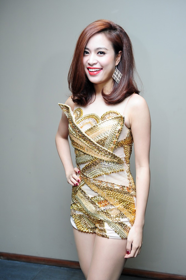 "Không ai biết trước những hình thù trong kính vạn hoa sẽ sắp xếp bằng sự phản chiếu và lắp ghép ngẫu nhiên như thế nào, nhưng chắc chắn là nó luôn phong phú và không bao giờ bạn có thể nhìn thấy lần thứ hai bất cứ hình thù nào. Tôi cũng sẽ tạo ra cho mình một cuộc đời thật phong phú như thế và quyết không lặp lại bất cứ thất bại hay thành công nào", Hoàng Thùy Linh từng chia sẻ trên một bài viết.
