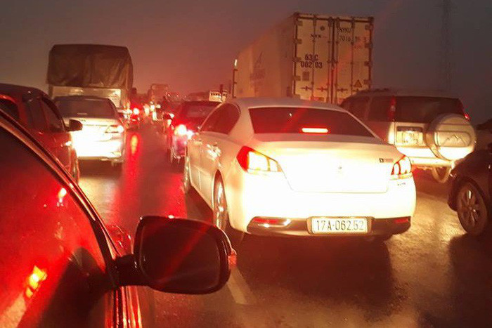 Đường cao tốc Pháp Vân - Cầu Giẽ hướng đi Ninh Bình cũng bị ùn tắc lúc 18h.