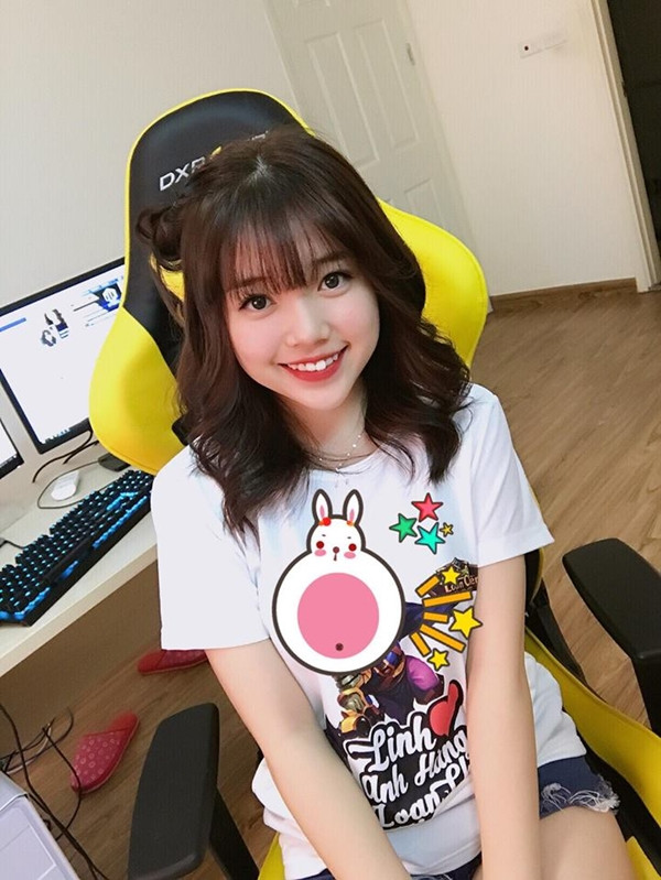 Mới đây, cô nàng streamer xinh đẹp này lại một lần nữa được dân mạng chú ý khi dân mạng tìm ra những bức ảnh dù mặt mộc vẫn xinh đẹp.