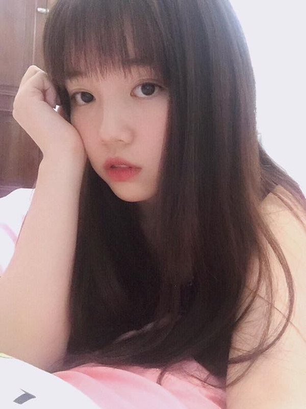 Nếu lúc livestream yêu cầu phải trang điểm thật đậm và ăn mặc gợi cảm thì Ngọc Linh của ngoài đời lại có vài điểm khác biệt. Khi đi học hoặc đi chơi với bạn bè, Ngọc Linh cũng chỉ mặc đồ đơn giản, dễ thương và trang điểm cực kì nhẹ nhàng.