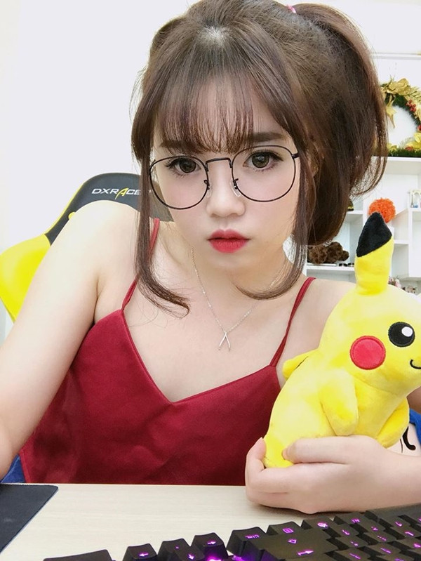 Mới đây, nếu theo dõi trang cá nhân của nữ streamer , nhiều người còn chú ý hơn tới cô gái này nhờ những clip quay chung với "người anh trai" khi cùng nhau vượt qua những thử thách hot của dân mạng như thử tài vẩy rau, nếm và nhận biết hoa quả.