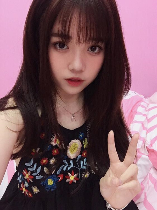 Tuy nhiên, nữ streamer này sẽ khiến nhiều người phải lưu luyến mình nếu rời xa nghiệp live stream bởi nhan sắc và những câu chuyện vô cùng hóm hỉnh của mình.