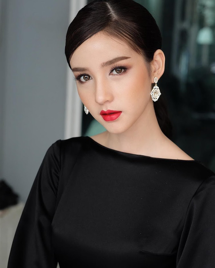 Sở hữu vóc dáng mảnh mai, gương mặt thanh khiết cùng giọng nói ngọt ngào, Yoshi được báo Thairath gọi cô là "Thần tiên tỷ tỷ phiên bản Thái Lan" và được kì vọng là ứng cử viên nặng kí cho danh hiệu Hoa hậu chuyển giới Quốc tế năm nay.