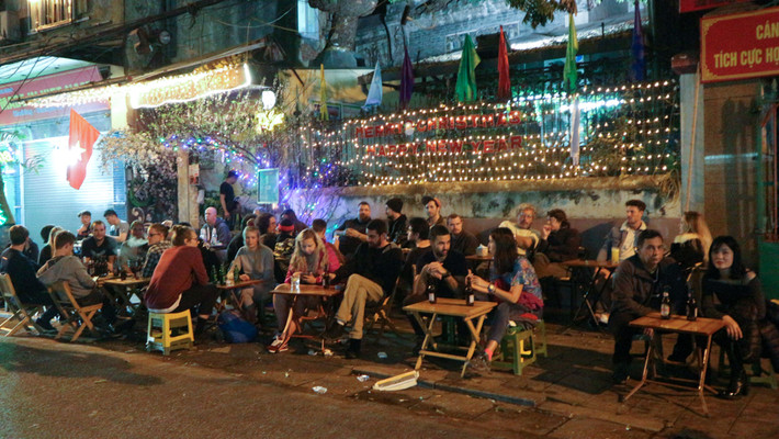 Du khách nước ngoài khá đông, rất háo hức chào đón giao thừa.