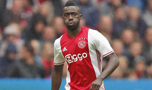 Tottenham tiến gần tới Davison Sanchez: Tin vui cho Tottenham khi trung vệ Davison Sanchez đã không tham dự trận đấu đầu tiên của Ajax ở mùa giải mới vì lý do… không đạt sự tập trung tối đa. Cách đây vài ngày, Tottenham đã ra giá 36,6 triệu bảng nhưng bị Ajax từ chối. Ảnh: Mirror