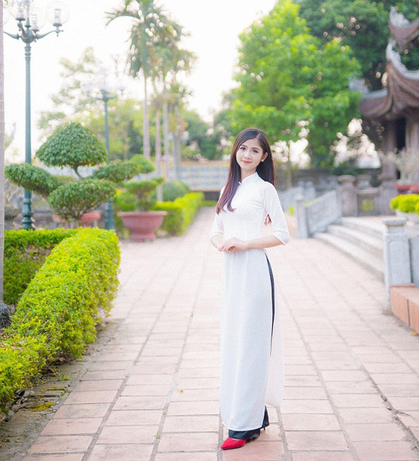 SBD 000415 - Trần Thị Thanh Thư (18 tuổi): 'Hot girl chân khoèo', 'cô nàng triệu like',.. có thể coi là những biệt danh đặc biệt khi nhắc đến cô nàng tài ba này. Liên tục dẫn đầu trong 'cuộc đua bình chọn' của cuộc thi, Thanh Thư chứng tỏ mình không chỉ là một đối thủ đáng gờm của các thí sinh khác, mà thật sự còn được coi là ứng cử viên cho danh hiệu Miss Teen.