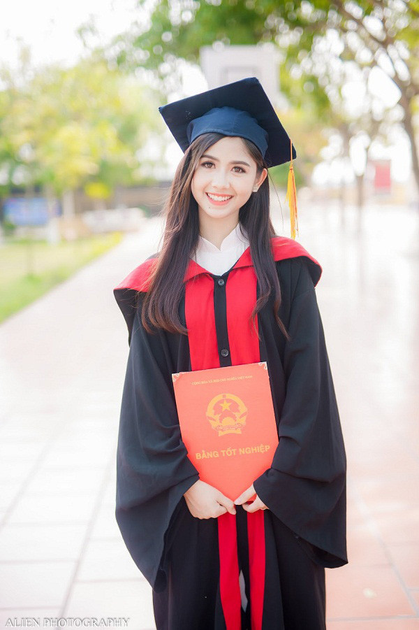Với khuôn mặt ưa nhìn và nụ cười tỏa nắng, Thanh Thư đang nhận được rất nhiều sự ủng hộ của khán giả theo dõi cuộc thi Miss Teen 2017. Không chỉ có vẻ ngoài thu hút, cô gái đến từ Hải Dương này còn từng khẳng định tài năng của mình qua việc giành giải nhất hội thi 'Nét đẹp học đường' năm 2016-2017 .