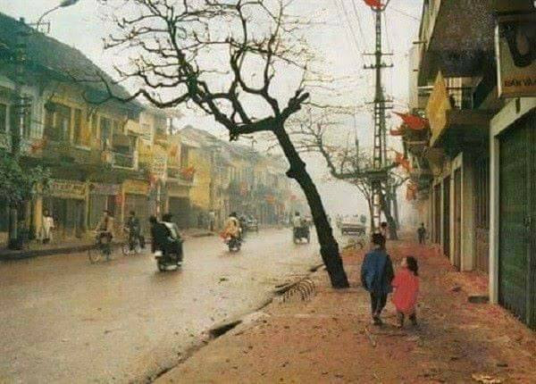 Theo hoài niệm của các dân mạng 7X, 8X: "Tết xưa đói thật chỉ mong có bánh chưng, có kẹo trứng chim, có miếng mứt dừa nhưng vui nhất vẫn là chạy theo đám trẻ con trong ngõ nhặt tìm xác pháo chưa cháy hết để đập cho nổ. Ngày nay thì không còn rồi nhưng mỗi thời mỗi khác".