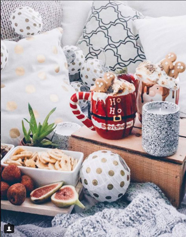Chia sẻ về đam mê đặc biệt này, Yan Dong cho biết cô thích trở thành vị khách du lịch, đắm chìm trong nền văn hóa và không khí ở những nơi mới lạ và niềm đam mê đặc biệt với ẩm thực địa phương và thường mua rất nhiều đồ ăn mang về nhà.