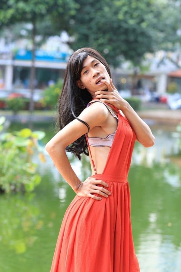 Với những trò lố như mặc quần áo con gái, dán núm ngực hay uốn éo một cách điên rồ, nam chẳng ra nam, nữ chẳng ra nữ, Thánh Sò khiến nhiều người xem cảm thấy ức chế. Tuy nhiên, vẫn có một bộ phận giới trẻ thường xuyên theo dõi trang cá nhân của nhân vật này để giải trí bằng những nụ cười mỉa mai.