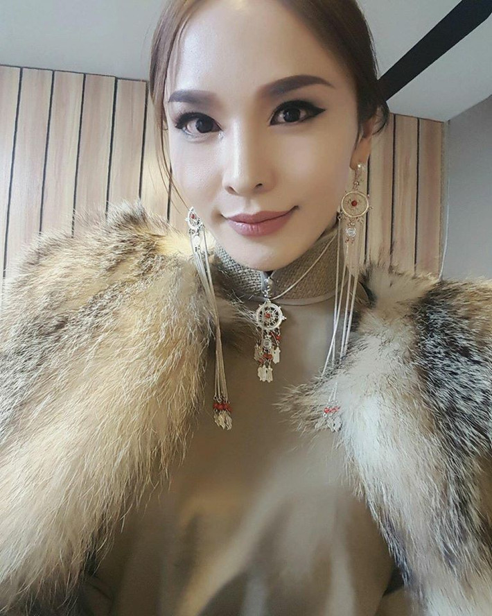 Ngoài công việc marketing, thời gian rảnh rỗi Solongo dành cho việc trang điểm, đánh golf. Cô cũng từng tham gia chương trình dành cho cộng đồng LGBT và Hoa hậu Chuyển giới.