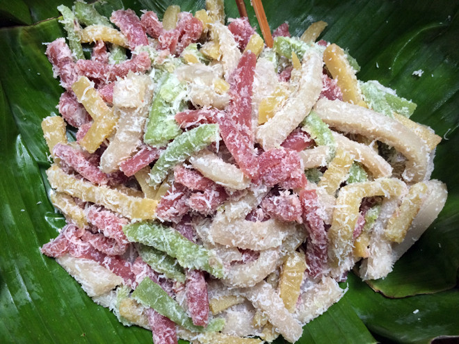 Tại phiên chợ, Hội quán Các bà mẹ dành riêng một không gian để trưng bày, giới thiệu và bán lụa Mã Châu cũng như các sản phẩm áo dài cách tân được may từ loại lụa thủ công này.