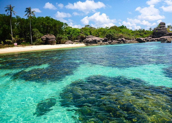 Với những người từng đến đảo Gầm Ghì, họ so sánh nơi này đẹp hơn cả Bali bởi có khung cảnh đẹp như mơ, nước biển trong vắt soi thấy đáy, biển ít sóng, khá bình lặng và thảm thực vật xanh mướt.