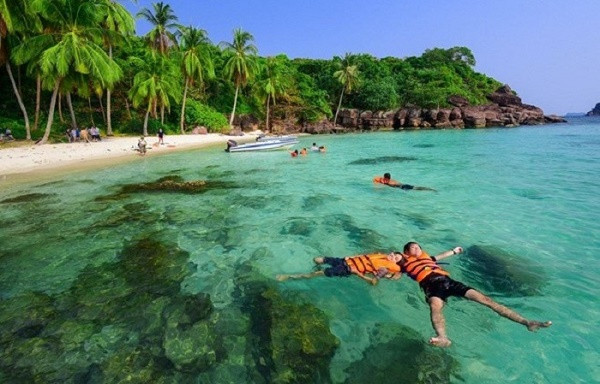 Hòn Gầm Ghì nằm phía Nam cảng An Thới ở vịnh Thái Lan, là một phần của đảo An Thới trong đó bao gồm 17 đảo nhỏ.