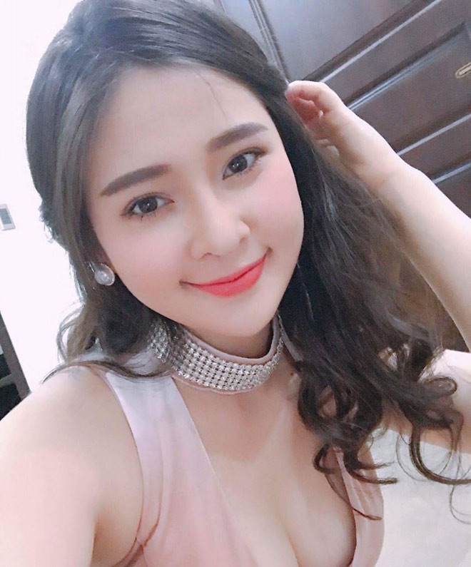 Thảo Nguyên là con út trong một gia đình có ba chị em gái ở Đà Nẵng. Là con út, bản tính lại hơi cứng đầu nên cô được bố mẹ và các chị gái quan tâm hơn cả.