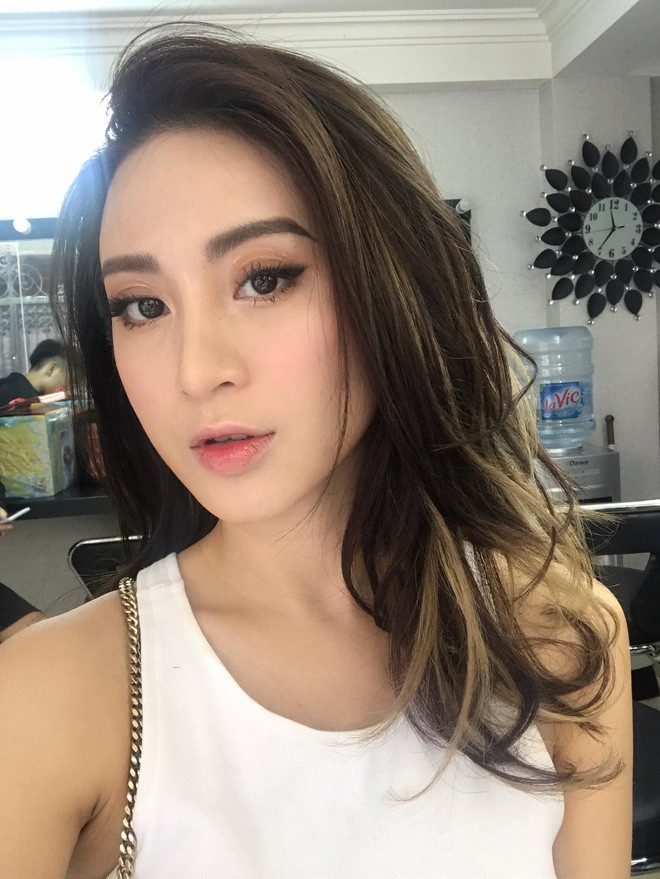 Bước vào tuổi 30, Ngọc Anh vẫn giữ được nét thanh xuân nhưng điểm thêm chút mặn mà. Hot girl Hà thành này chia sẻ rằng: "Thanh xuân của tôi là Shi và Bon. Chắc mọi người đều hiểu rằng nó có ý nghĩa to lớn thế nào đối với một người mẹ. Năm 2017, tôi đã rất chăm chỉ làm việc. Hi vọng trong năm 2018 vừa sang, mọi thứ vẫn tốt theo guồng quay của nó và con cái khoẻ mạnh, ngoan ngoãn. Thế là hạnh phúc lắm rồi!"