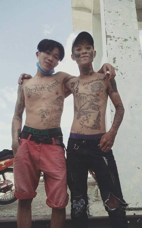 Những bức ảnh của Lâm trong tiệc cưới được chính hàng xóm cũng là bạn thân của "chú rể hổ báo" này tên Hoàng đăng tải trên trang cá nhân và sau đó được rất nhiều dân mạng chia sẻ lại. Cũng theo xác nhận của chủ nhân bức ảnh gây sốt mạng, những hình xăm trên khuôn mặt của bạn mình là thật.