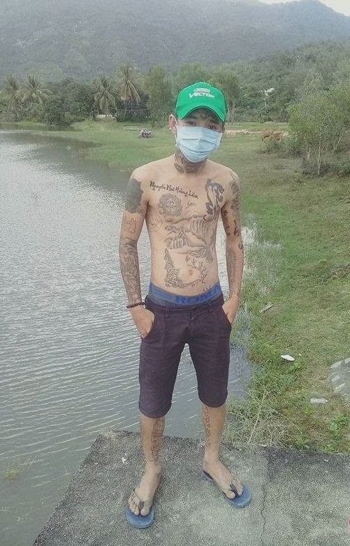 Theo nhiều người, việc Lâm xăm kín mặt là điều khá điên rồ và như vậy là đã phá đi toàn bộ nhân tướng của cuộc đời. Trong khi đó, "chú rể xăm trổ" đáp lại rằng anh muốn sống thật với bản chất của mình chứ không phải chơi trội như nhiều người nói.