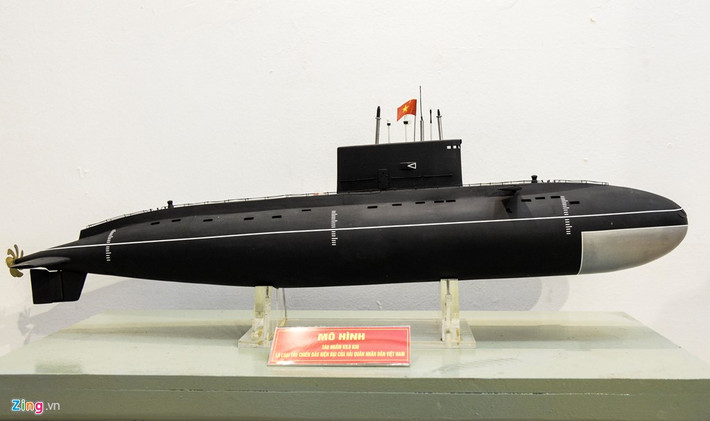 Mô hình tàu ngầm Kilo 636, loại khí tài chiến đấu hiện đại của Hải quân Nhân dân Việt Nam.