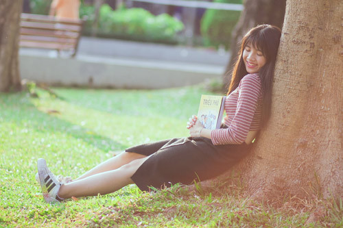 - Chọn Nhật là đất nước du học bởi khâm phục con người nơi này, một năm qua, bạn đã khám phá được những gì ở họ? Điều mình ấn tượng nhất là tinh thần của người Nhật: họ bình tĩnh và ý thức cao. Mình còn nhớ một lần đi tàu, vô tình để quên ipad trong giỏ xe trước cửa ga tàu. Đến lúc lên tàu mình mới phát hiện ra và hai tiếng sau quay trở lại, chiếc ipad vẫn nằm nguyên chỗ đó. Mỗi lần mình muốn qua đường, chỉ cần nhấn đèn báo cho người đi bộ, các phương tiện sẽ dừng lại. Thậm chí, buổi tối họ còn tắt đèn xe để người sang đường không bị chói mắt. Đó là những cái mình rất hâm mộ người Nhật. - Nghe nói, người trẻ Nhật học và làm việc với cường độ lớn, chính vì thế cuộc sống của họ rất áp lực chứ không đáng mơ ước như nhiều lời đồn? Mình nghĩ điều đó đúng. Tinh thần và nghị lực của người trẻ Nhật cao, họ chăm chỉ và tích cực làm việc và hễ làm việc gì là đặt hết trách nhiệm vào nó. Chưa bao giờ mình thấy họ trễ giờ hay để việc quá hạn… nếu có chỉ là những chuyện khẩn cấp. Chính vì thế mà cuộc sống hơi đây khá áp lực. Ai cũng đòi hỏi bản thân phải nỗ lực hết mình để không bị tụt lùi. Nhưng mình nghĩ, đó là cơ hội để mình rèn luyện bản thân.