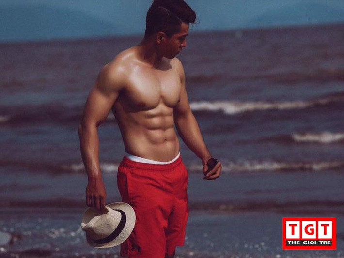 Anh chàng từng gây chú ý với nhiều bộ hình khoe body săn chắc, bụng 6 múi hấp dẫn, lại là gương mặt thể thao cuộc thi Vietnam Fitness Model 2016 nên được rất nhiều bạn trẻ đặc biệt các bạn nữ quan tâm và yêu mến. Bộ hình đăng lên thu hút hàng ngàn lượt yêu thích và bình luận.