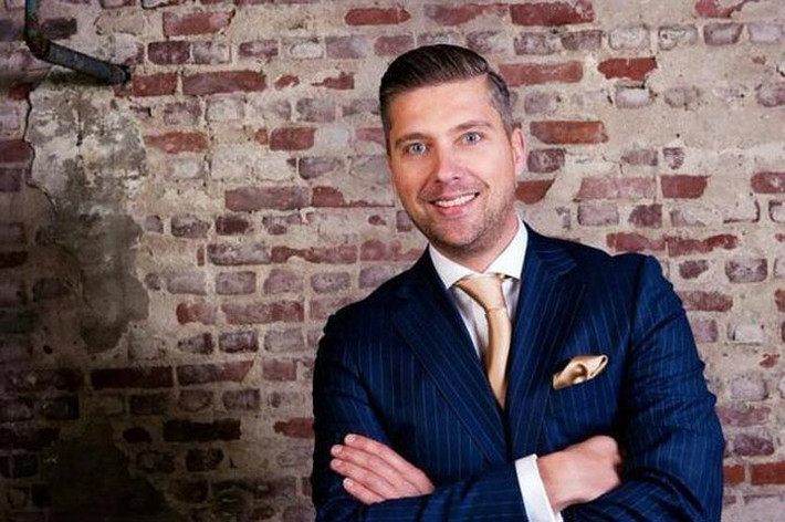 Thijs van der Hilst đã dành 15 năm để nghiên cứu và phát minh ra chiếc gối giúp giải quyết những vấn đề liên quan đến giấc ngủ. (Ảnh: Caters News Agency)