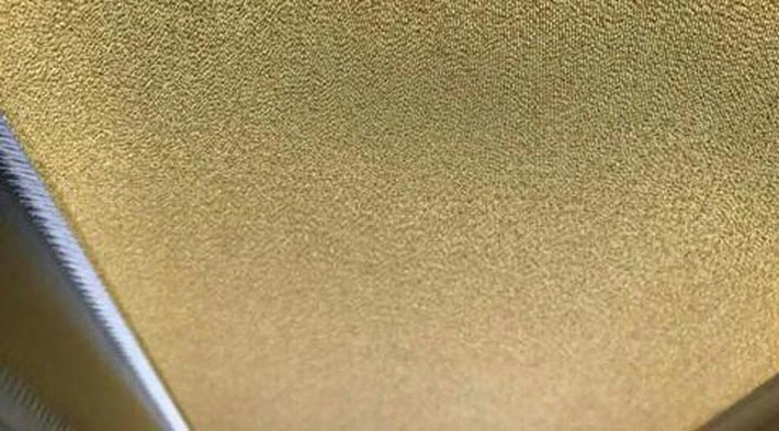 Vải bọc của gối được dát vàng 24 carat. Dây kéo của gối có gắn 4 viên kim cương và 1 viên sapphire 22,5 carat. (Ảnh: Luxury Launches)
