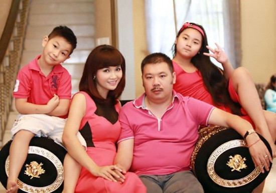 Nữ diễn viên Mai Thu Huyền cùng gia đình hạnh phúc của mình.