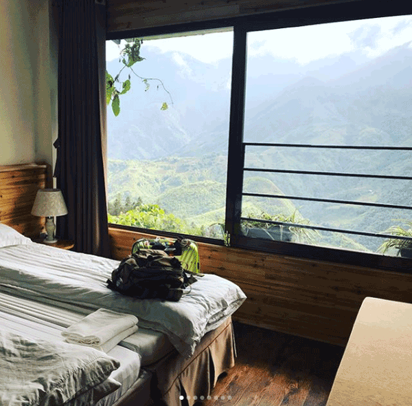 Sapa từ lâu đã trở thành ‘miền đất hứa' cho các tín đồ du lịch, từ du lịch khám phá đến nghỉ dưỡng, từ con người đến cảnh sắc, nơi đây luôn gây ấn tượng mạnh với du khách bốn phương. Sapa thời điểm này cực kì thích hợp để du hí, vì không khí chưa lạnh quá sâu, vừa có nắng, vừa có gió, vừa có mây xanh và bầu trời cao thăm thẳm, chỉ cần đưa máy lên đã có những bức ảnh 'sống ảo' tuyệt cú mèo. Rời xa thị trấn ồn ào bụi bặm với những khu khách sạn đang xây mới, trốn vào bản để thư giãn một cách an yên nhất là cách được nhiều bạn trẻ lựa chọn khi đến với Sapa.