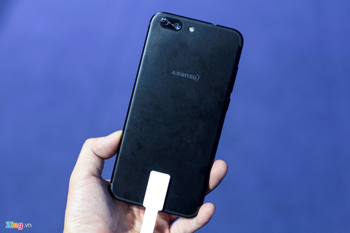 Asanzo Z5 dùng thiết kế kim loại nguyên khối, mặt lưng có nhiều nét tương tự iPhone 7 với ăng ten hình chữ U, cụm camera kép.