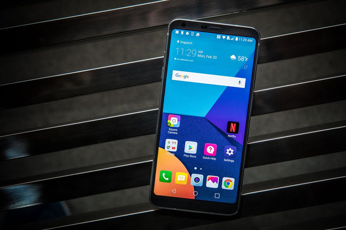 LG G6 là một trong những smartphone thú vị nhất hiện nay. Máy không dùng màn hình cong vì hãng cho rằng thiết kế này sẽ dễ vỡ khi bị rơi. LG trang bị cho G6 màn hình 5,7 inch, với tỷ lệ 18:9, viền màn hình cũng được làm siêu mỏng. LG cho biết mặc dù trang bị màn hình lớn nhưng LG vẫn có thể dễ dàng thao tác bằng một tay. Ngoài ra G6 cũng được trang bị nhiều tính năng hiển thị cao cấp như hỗ trợ HDR 10 và Dolby Vision, độ phân giải QHD, bảo vệ bởi kính cường lực Gorilla Glass 3.