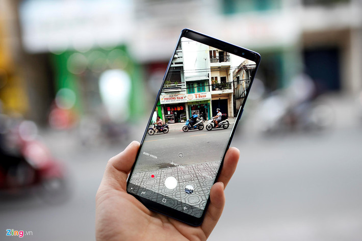 Samsung Galaxy Note 8 xứng đáng là smartphone xuất sắc nhất làng Android. Máy dùng màn hình vô cực, kích thước 6,3 inch, hiển thị theo tỷ lệ 18:9. Độ sáng trên Note 8 đạt 1.200 nit trong khi iPhone X là 625 nit. Thiết kế cong tràn viền cũng đem lại nhiều trải nghiệm tốt hơn khi kết hợp với các thiết bị thực tế ảo.