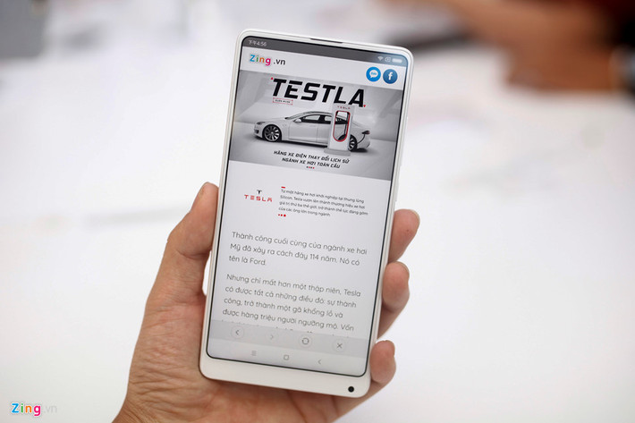 Xiaomi Mi Mix từng được ví như smartphone đến từ tương lai với thiết kế không viền màn hình. Mi Mix 2 hoàn thiện những thiếu sót của bản tiền nhiệm, máy dùng màn hình 5,99 inch, hiển thị theo tỷ lệ 18:9. Mật độ điểm ảnh của Mi Mix 2 đạt 403 ppi, diện tích hiển thị mặt trước khoảng 80,8%. Ngoài bản tiêu chuẩn, máy còn có thêm bản cao cấp dùng chất liệu ceramic.