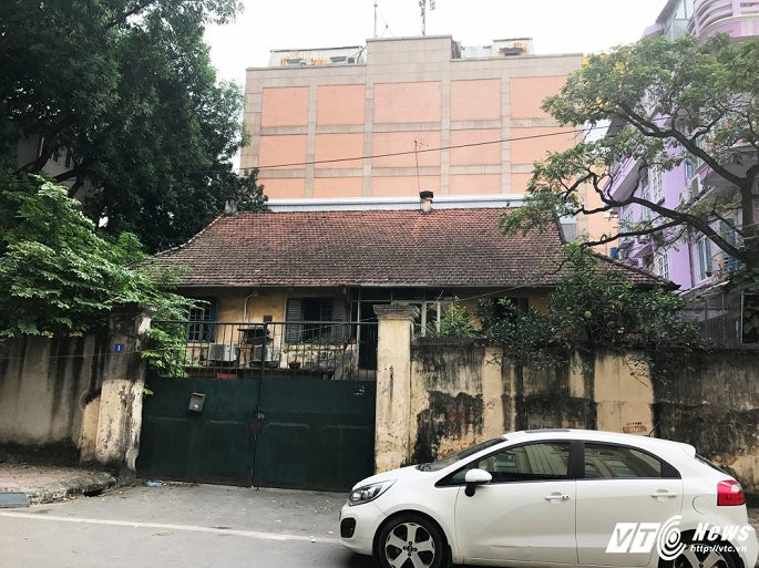 Một căn biệt thự với thiết kế đơn giản nhưng cũ, lớp tường đã bong tróc nằm tại vị trí đất "vàng" trên đường Lý Nam Đế. Giá đất tại khu vực này dao động từ 300 - 500 triệu/m2 tùy theo vị trí và địa hình khu đất.