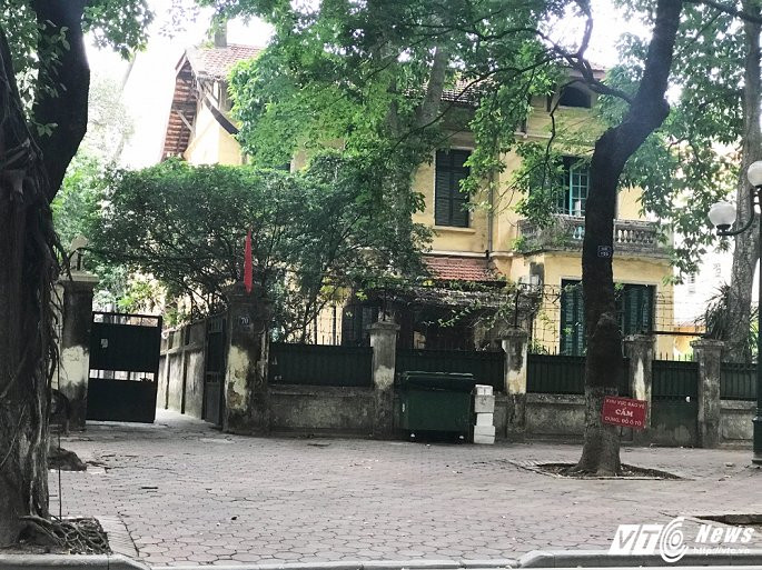 Nhìn chung, các ngôi biệt thự nằm trên đường Phan Đình Phùng đều có đặc điểm chung là diện tích lớn, xây từ lâu, không được tu sửa nên ngày càng trở nên cũ kỹ, rêu phong dần theo thời gian.
