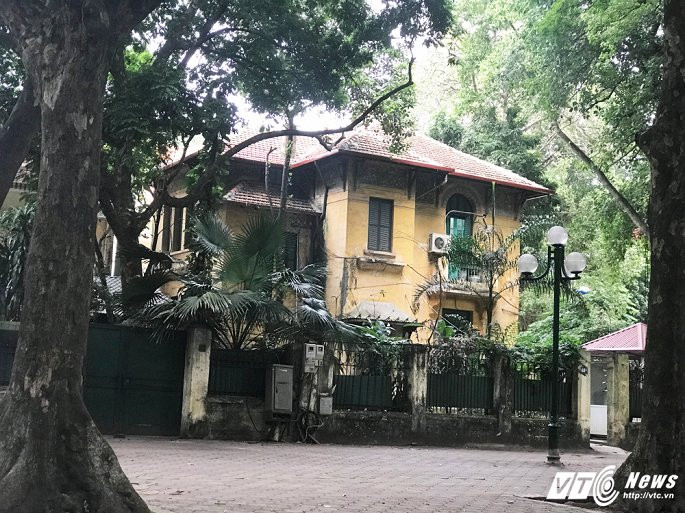 Một ngôi biệt thự khác nằm trên đường Phan Đình Phùng đã cũ kỹ, tường ngả màu, hàng rào hoen gỉ chứng tỏ ngôi biệt thự này đã có từ rất lâu.