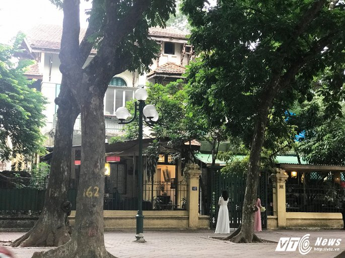 Một ngôi biệt thự cổ được sử dụng để kinh doanh quán cafe, được rất nhiều người yêu thích bởi phong cách hoài niệm của nó.