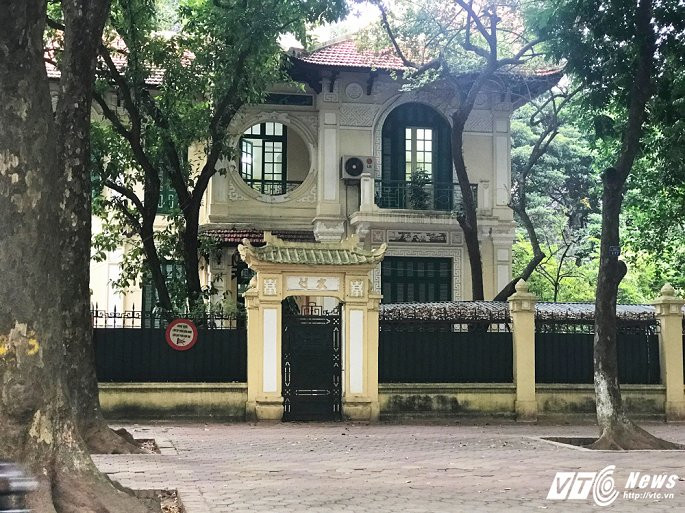 Theo quan sát, giá đất của khu vực này thuộc vào hàng vô cùng đắt đỏ, lên tới hàng trăm triệu/m2 tùy từng vị trí. Với những ngôi nhà có diện tích hàng trăm m2, chủ nhà sẵn sàng rao bán chúng với giá hàng chục tỷ đồng.