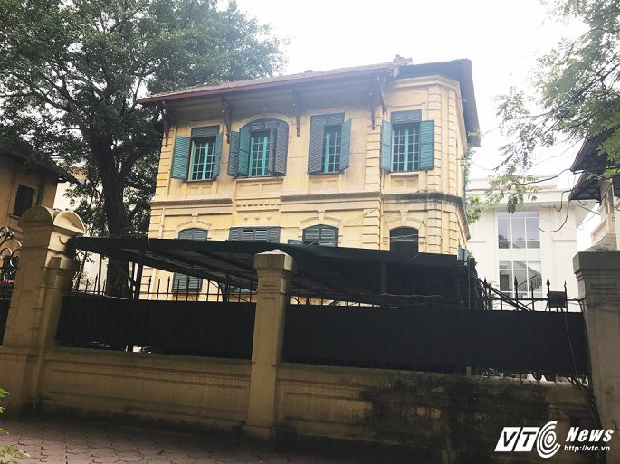 Được mệnh danh là khu đất ''vàng'' của thành phố, đây là nơi tọa lạc của rất nhiều những tòa biệt thự cổ có diện tích khá lớn.