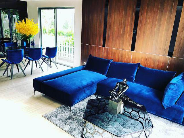 Phòng khách sang trọng của "ông trùm chân dài" Vũ Khắc Tiệp với bộ sofa và bàn ăn gần đó đều có màu xanh cobalt nổi bật.